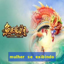mulher se exibindo ao vivo