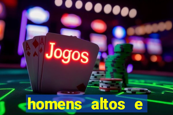 homens altos e sarados pelados