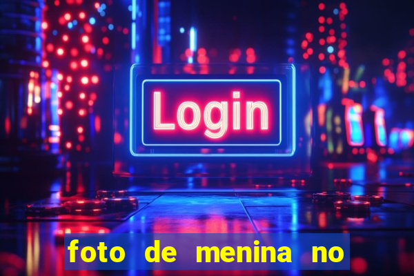 foto de menina no espelho cacheada