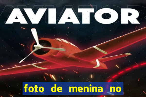 foto de menina no espelho cacheada