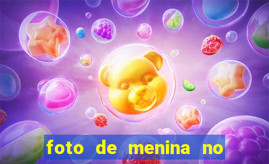 foto de menina no espelho cacheada