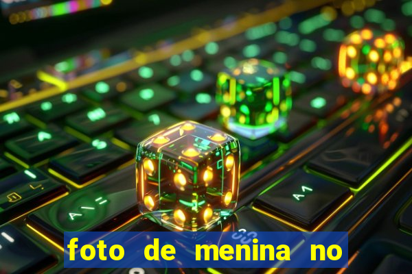 foto de menina no espelho cacheada