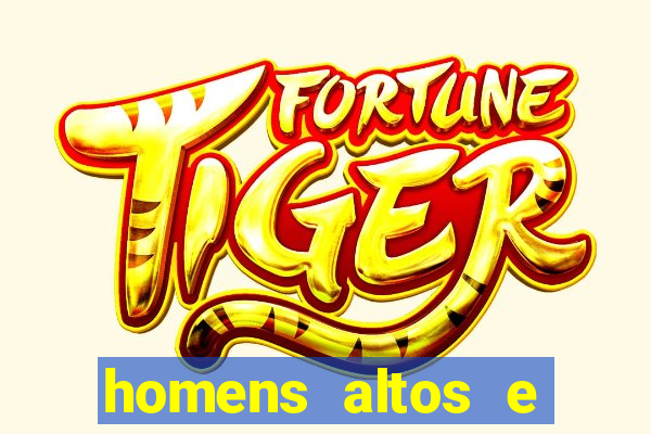homens altos e magros pelados