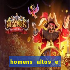 homens altos e magros pelados