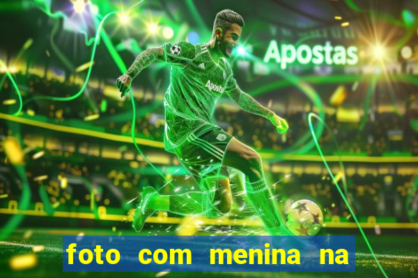 foto com menina na cama fake