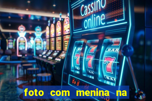 foto com menina na cama fake