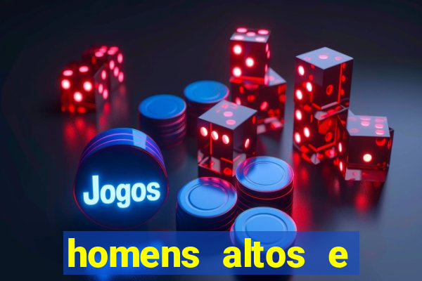 homens altos e magros pelados
