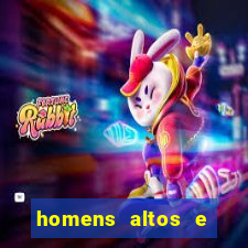homens altos e magros pelados